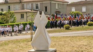 Tag der Stille, Erinnerung und Hoffnung in Oradour-sur-Glane: Ein Prozessionszug führt von Nessi Nezillas Paperbomb aus zu verschiedenen Stationen des Massakers, das SS-Männer am 10. Juni 1944 in dem Ort verübt hatten.