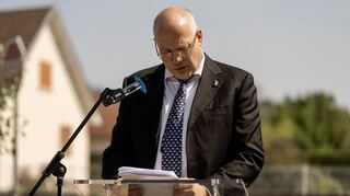 Bewegende Ansprache: Honorarkonsul Volker Zöller berichtet von Begegnungen der Freundschaft, des Vergebens und den Stationen der Paperbomb-Einweihungen in Deutschland und Frankreich.
