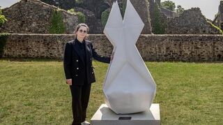 Die deutsch-italienische Künstlerin Nessi Nezilla mit der Paperbomb vor den Ruinen des Dorfes Oradour-sur-Glane.