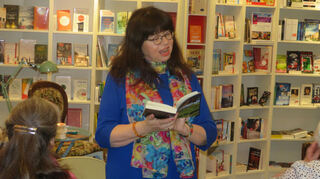 Die Autorin Claudia Schmid bei einer Lesung in Mannheim.