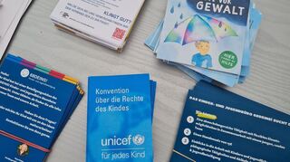 Info-Material zu Rechten von Kindern und Jugendlichen.