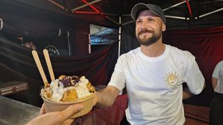 Omral von ChikOne serviert auf dem Mannheimer Street Food Festival frittiertes Hühnchen in der Parmesanwaffel.