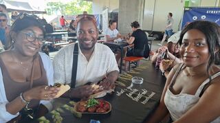 Die Geschwister Brenda (l.), Björn und Britney teilen sich beim Street Food Festival im Stadtteil Franklin alles, um möglichst viel probieren zu können.