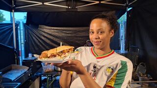 Anissa Bachtig, Inhaberin von Nissa's, zeigt ihre Eigenkreation: den Croissant Burger.