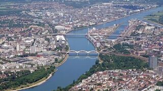 Die Stadt Ludwigshafen (links) muss erneut tiefe Einschnitte in ihrem Etat vornehmen, um von der Landesaufsichtsbehörde eine Genehmigung zu bekommen.
