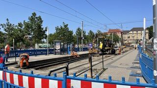 An der Haltestelle Alte Feuerwache erneuert die RNV derzeit die Gleise. Die Baustelle zieht sich einmal am Alten Meßplatz entlang bis zur Ecke Mittelstraße/Waldhofstraße.