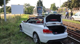 Auf Höhe des Mannheimer Hauptfriedhofs stoßen eine Straßenbahn und ein Pkw zusammen.
