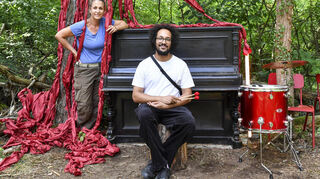 Sie planen die Aufführungen im Käfertaler Wald: Susanne Hiller, Bühne & Kostüm, und Sounddesigner Friedrich Byusa Blam bei den Aufbauten auf der Lichtung.
