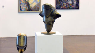 Ausstellung 20 Jahre Künstlernachlässe: vorn zwei Skulpturen von Herbert Halberstadt, hinten Bilder von Walter Stallwitz.