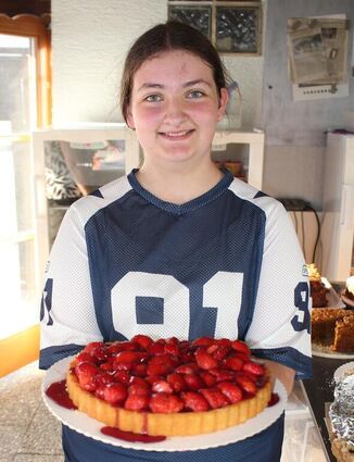 Die Erdbeere ist Namensgeberin des Fests und stand einmal mehr im Mittelpunkt, so wie hier von Katharina Schmidt präsentiert auf dem frisch belegten Kuchen.