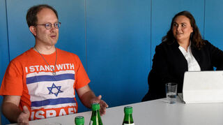 Bei der Anerkennung des Existenzrechts Israels, bei der Forderung nach der Freilassung aller Geiseln sowie in der Hoffnung auf nicht noch mehr zivile Tote sind Rihm und Cademartori einer Meinung.