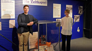 Jetzt wird sie ausgestellt: Die Zeitkapsel und ihr Inhalt aus der Grundsteinlegung des Nationaltheaters im Jahr 1954. Dominic Zerhoch (l.) und Nele Haller haben die Ausstellung gestaltet.