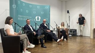 Bundesminister a.D. Volker Wissing (2. von links) und der Psychiater Josef Aldenhoff stellten sich den Fragen der "MM"-Volontärinnen Alena Kuhn (links) und Rahel Adel. Thema der Diskussion war der öffentliche Umgang mit dem Scheitern.