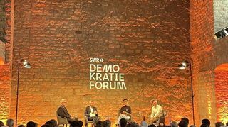 Im Hambacher Schloss diskutierten am Abend Mo Ausmang, Bischof Dr. Peter Kohlgraf, Dr. Ronen Steinke und Michel Friedman über Tabus in der Gesellschaft.