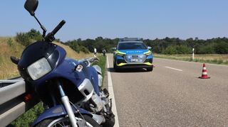 Auf der L546 bei Sankt Leon-Rot ist es zu einem Verkehrsunfall mit einem Motorradfahrer gekommen.
