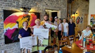 So sieht Vorfreude aus: Inge Stollhof (1. l.) und Ulrike Hummel (2. l.) vom Orga-Team stellen den Flyer zum 10. Kunst- und Hof-Flohmarkt vor.