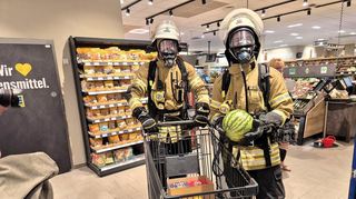 Einkaufswagen statt Feuerwehrschlauch. Die Feuerwerhr Hirschberg überaschte im Supermakrt mit einer ungewöhnlichen Kameradenaquise.