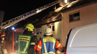 In Hirschberg hatte in einer Nacht im März der Dachstuhl eines Wohnhauses gebrannt. Links ist der Rücken von dem Heddesheimer Feuerwehrkommandanten Daniel Schmidt zu sehen.