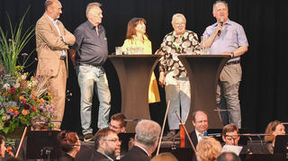 Erinnerungen ausgetauscht: Michel Schnellbach (v.l.), Wolfgang M. Trautz, Moderatorin Rosa Omeñaca Prado, Gertrud Frohburg und Peter W. Ragge bei dem Fest zum Parkjubiläum.