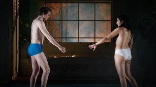 Dickes Ende: Erst gibt's eine Gift-Limo, dann geht's noch schnell in die Kiste. Bruno Akkan (Ferdinand von Walter) und Shirin Ali (Luise Miller) am Nationaltheater.