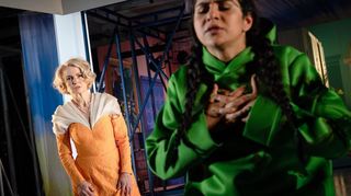 Ragna Pitoll (links) als alleinerziehende Geigerin Miller hat massive familiäre Probleme. Ihre Tochter Luise (Shirin Ali) droht mit Selbstmord.