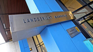 Die Staatsanwaltschaft Karlsruhe hat vor der Jugendkammer des Landgerichts Mannheim Anklage gegen drei junge Männer erhoben.