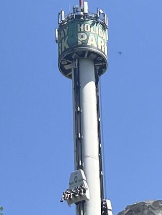Die Plane mit dem Holidaypark-Schriftzug wird von Industriekletterern in der kommenden Woche entfernt.