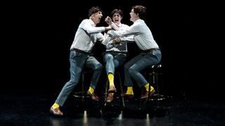 Ungleichheit und Überreichtum thematisiert Lothar Kittsteins Theaterstück. Hier ringen (von links) Volker Lösch, Marlene Engelhorn und Marlene Reiter spielerisch um Macht und Geld.