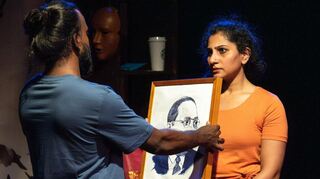 Zur Festivaleröffnung gab es eine deutsch-indische Koproduktion, die als Uraufführung noch bis 29. Juni im Theaterhaus G7 zu sehen ist. Auf dem Bild (v. li.): Chandrashekara Kempaiah und Devaki Rajendran.