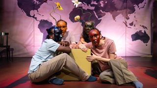 Das Ensemble aus Chandrashekara Kempaiah, David Smith, Devaki Rajendran und Larissa Voulgarelis (v. li.) beim Maskenspiel in "Still I Choose to Love" auf der Bühne des Mannheimer Theaterhauses G7.