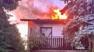 Bei einem Wohnhausbrand in der Lessingstraße im Hirschberger Ortsteil Großsachsen ist am späten Samstagabend ein Sachschaden von rund 80.000 Euro entstanden.