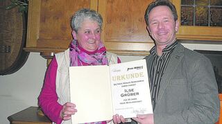 <p>Protokollarischer Höhepunkt der Hauptversammlung der Freien Wähler Schriesheim: Vorsitzender Matthias Meffert ehrt die Jubilarin Ilse Grüber für 25 Jahre.</p>