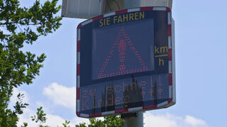 Bisher mahnt nur eine Geschwindigkeitsanzeige, vom Gas zu gehen. Die Stadt plant aber, einen neuen Blitzer aufzustellen.