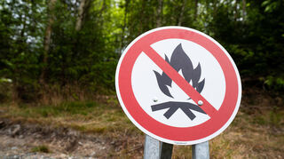 Ein Schild weist auf ein Lagerfeuer-Verbot hin. (Symboldbild)