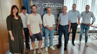 Bürgermeister Gottfried Störmer (3.v.r.) und Musikschulleiter Joachim Sum (4.v.r.) präsentierten das Programm zum Park- und Lichterfestival am letzten Juni-Wochenende.