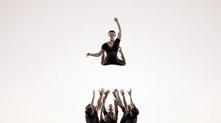 Auch ums Fallen, Auffangen und Halten geht es in der Show des Circa-Ensembles.