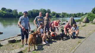 Wandergruppe mit Hunden am Vogelstangsee