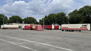 Noch immer stehen einige Transporter des Circus Gebrüder Barelli auf dem Neuen Messplatz in Mannheim.