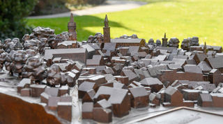 Ein Stadtmodell aus Bronze wie hier am Rathaus in Weinheim bekommt nun auch Mannheim dank dem Verein Stadtbild.