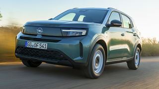 Eher kantig zeigt sich der Opel Frontera, den es auch mit lackierten Stahlfelgen gibt.
