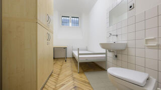 Blick in ein Patientenzimmer vor dem Bezug.