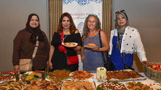 Widad Salih, Fouzia Hammoud, Carmen Fontagnier und Heend Ramli (v. l.) feiern mit einem interkulturellen Frühstück das zehnjährige Bestehen von „Mannheim sagt Ja!“.