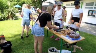 An der Kuchentheke herrschte Betrieb.