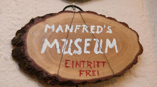 Dieses Schild hängt in Hirschberg-Großsachsen vor der Sammlung von Manfred Kopp, der sich für die Einrichtung eines Heimatmuseums starkmacht.