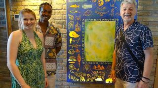 Die Künstlerin Marilena Hamm alias Scribblezone (l.) bei der Vernissage in Hummels-Scheier-Galerie.