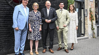 Sven-Joachim Otto (v. l.) mit OB Specht (Mitte) den Kanzleipartnern Elke Beermann, Christopher Siebler und Ines Stefen.
