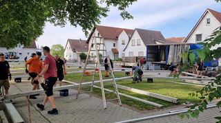 Die Siedler bauen das große Festzelt auf, in dem vom 27. bis 29. Juni gefeiert wird.