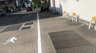 Der Gehweg neben den Kundenparkplätzen vor diesem Getränkeladen in der Feudenheimer Hauptstraße wurde mit dieser dicken weißen Linie neu markiert.