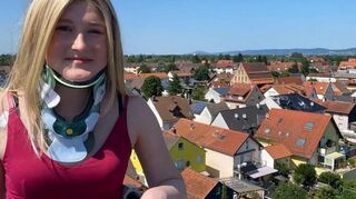 Die Freiwillige Feuerwehr Edingen-Neckarhausen erfüllt der schwerkranken Julia einen Herzenswunsch und zeigt ihr die Gemeinde von oben aus dem Korb der Drehleiter.