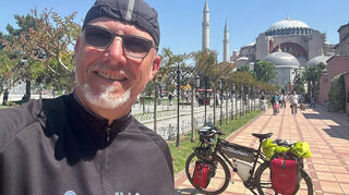 Nach 2900 Kilometern am Ziel: Karsten Drath am Etappenziel Istanbul. Im Hintergrund die weltberühmte Hagia Sophia.